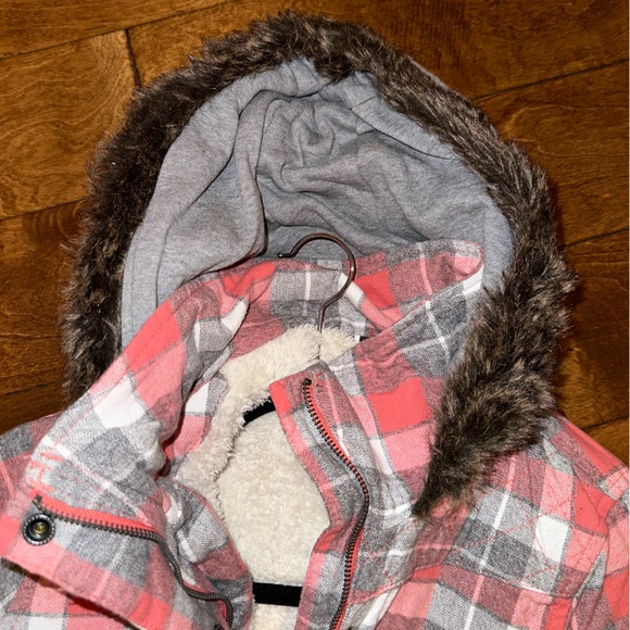 Roxy plaid small ski jacket with fur inside and hood - Picture 5 of 5
